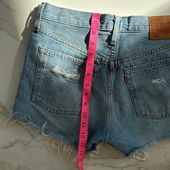 LEVIS 501 shorts vintage distressed size 25 but fit like a 26, see measurements - Picture 11 of 12